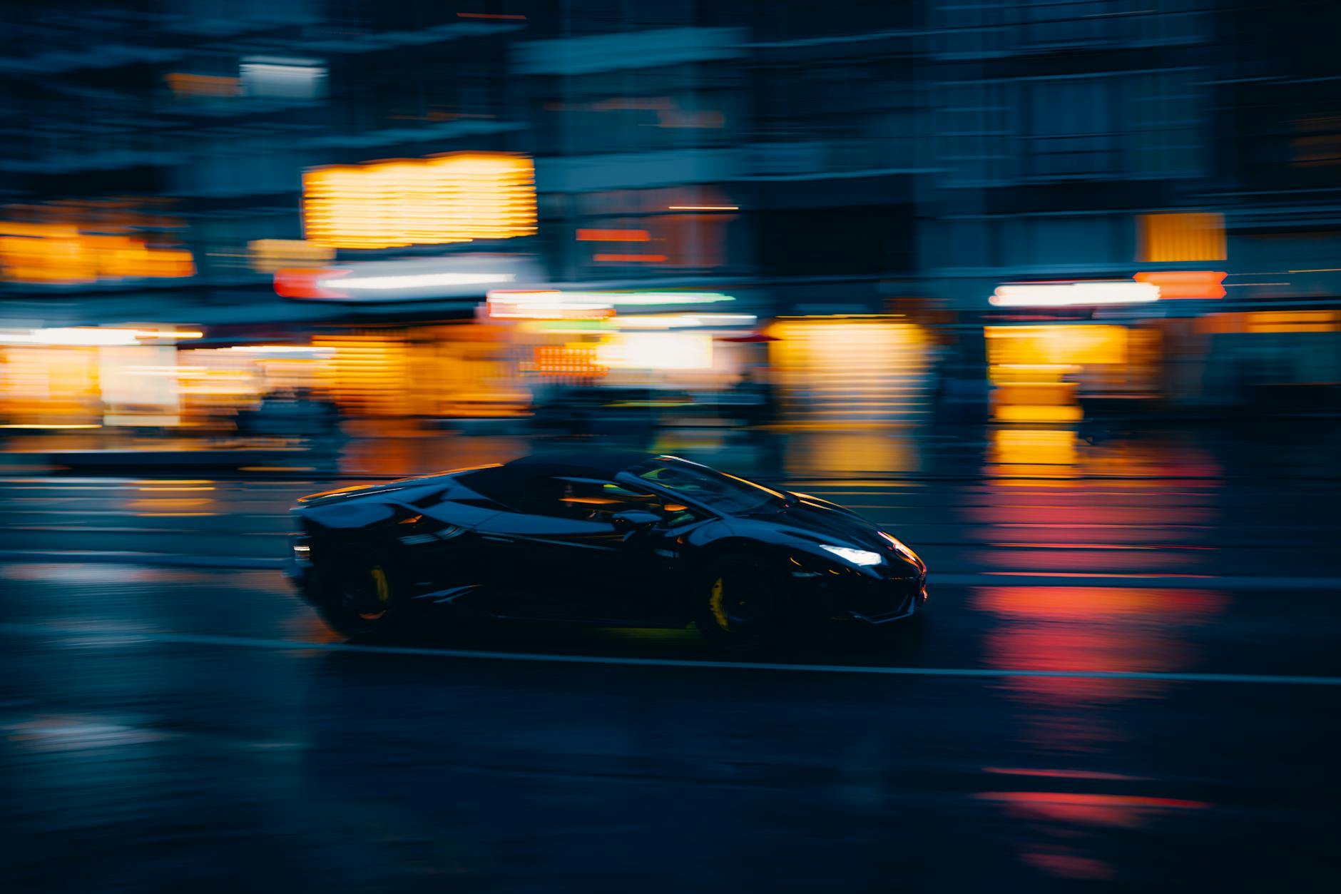 Sportwagen bei Nacht — Klampfer Premium Drive